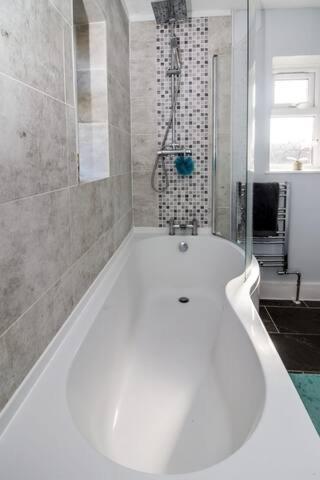 Lovely Rooms In A Quiet Place Of 워킹 외부 사진